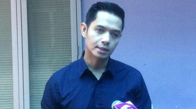 Dude Harlino Jadi Sopir Taksi Online, Bagaimana Rasanya? Dude Harlino Jadi Sopir Taksi Online, Bagaimana Rasanya?