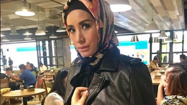 Shinta Bachir Berhijab Lagi, Begini Tanggapan Warganet