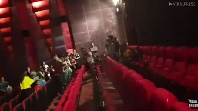 Byurr! Habis Nonton Avengers: Endgame, Penonton Keluar Basah-basahan Byurr! Habis Nonton Avengers: Endgame, Penonton Keluar Basah-basahan