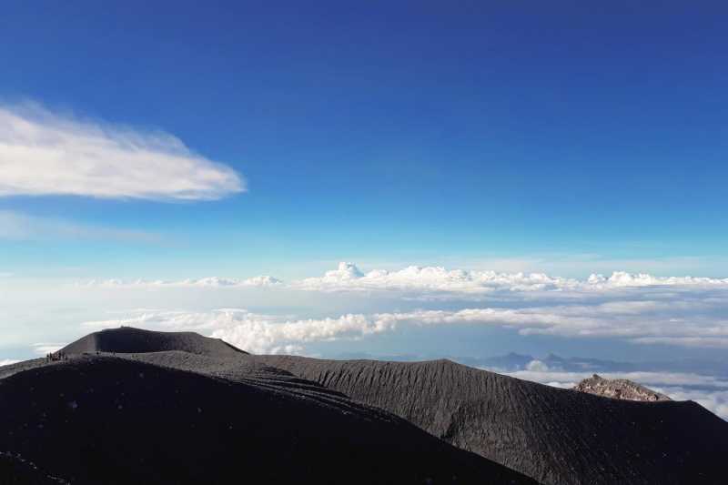 Menembus Atap Jawa di Mahameru Menembus Atap Jawa di Mahameru