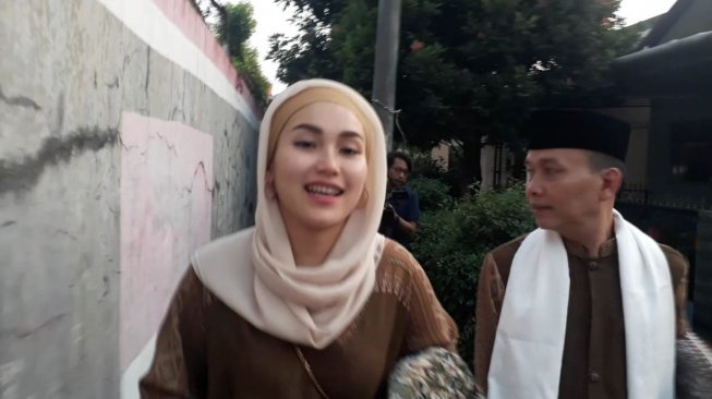 Duduk Lesehan Sambil Potong Daging Kurban, Ayu Ting Ting Banjir Pujian