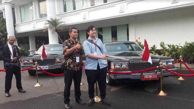 Dua Mobil Era Soeharto Jadi Spot Foto Tamu Undangan Dua Mobil Era Soeharto Jadi Spot Foto Tamu Undangan