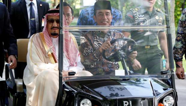Jokowi: Sudah Saya Payungi, Investasi Raja Salman Hanya Sedikit Jokowi: Sudah Saya Payungi, Investasi Raja Salman Hanya Sedikit