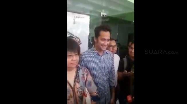 Acungkan Jari Tengah di Kantor Polisi, Ini Kata Tora Sudiro Acungkan Jari Tengah di Kantor Polisi, Ini Kata Tora Sudiro
