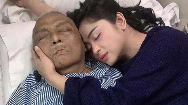 Sempat Kritis, Ayah Dewi Perssik Sudah Tak Bangun Sejak Beberapa Hari