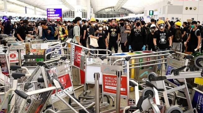Bandara Hong Kong Digeruduk Ratusan Pengunjuk Rasa