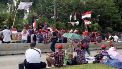 Bawa Sangkur ke Ruang Sidang Ahok, Perempuan Ini Ditangkap