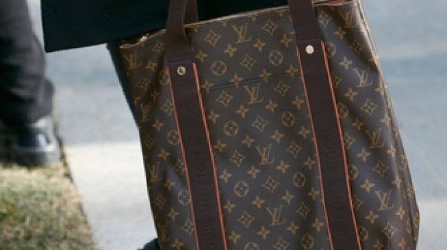 Diremehkan Staf Toko, Pria Ini Robek Tas Louis Vuitton Seharga Puluhan Juta