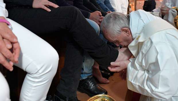 Jelang Hari Paskah, Paus Fransiskus Basuh Kaki 12 Narapidana