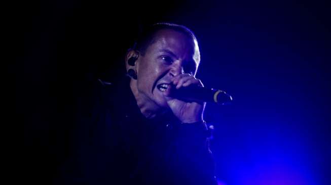 Detik-detik Saat Chester "Linkin Park" Ditemukan Tewas Detik-detik Saat Chester "Linkin Park" Ditemukan Tewas