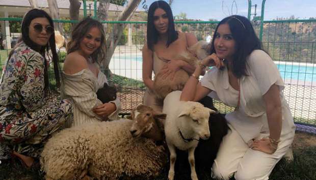 Perayaan Paskah alaKeluarga John Legend dan Kim Kardashian Perayaan Paskah alaKeluarga John Legend dan Kim Kardashian
