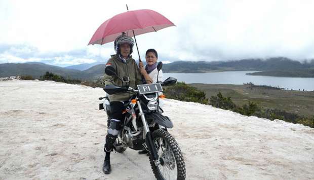 Saat Ibu Negara Iriana Berpose Payungi Jokowi di Motor Trail