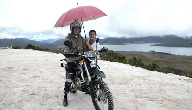 Saat Ibu Negara Iriana Berpose Payungi Jokowi di Motor Trail Saat Ibu Negara Iriana Berpose Payungi Jokowi di Motor Trail