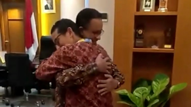 Peluk Anies, Sandiaga : Bro Ini Politik Bisa Berubah Kapan Saja