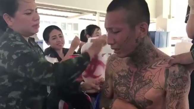 Kocak, Lelaki Sangar Bertato Nangis saat Disuntik Kocak, Lelaki Sangar Bertato Nangis saat Disuntik