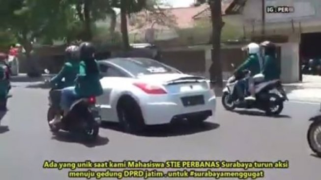 Mahasiswi Konvoi Demo dengan Mobil Sport, Netizen: Titisan Inces Syahrini