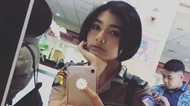 Wajah Cantik Polwan Nindya Pratiwi Bikin Warganet Minta Ditilang