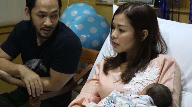 Uki NOAH dan Metha Yunatria Dikaruniai Anak Kedua Uki NOAH dan Metha Yunatria Dikaruniai Anak Kedua