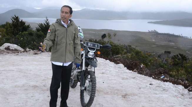 Mengintip Aksi Gagah Jokowi Bermotor Trail di Papua