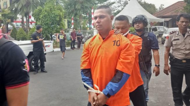 Finalis Indonesian Idol Ditembak Polisi Finalis Indonesian Idol Ditembak Polisi
