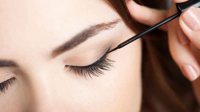 Yuk, Rias Eyeliner Sesuai Bentuk Mata! Yuk, Rias Eyeliner Sesuai Bentuk Mata!