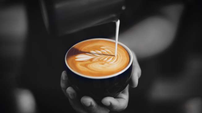 "Ngopi" di Sini Dilayani Barista Berbikini "Ngopi" di Sini Dilayani Barista Berbikini