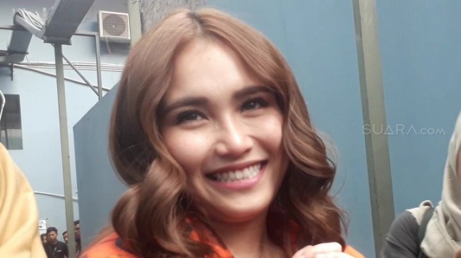 5 Potret Ayu Ting Ting saat Liburan dengan Keluarga, Seksi Abis!