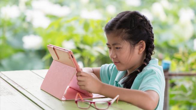 Obesitas, Rabun, Hingga Kanker Intai Anak-Anak Pengguna Gadget Obesitas, Rabun, Hingga Kanker Intai Anak-Anak Pengguna Gadget