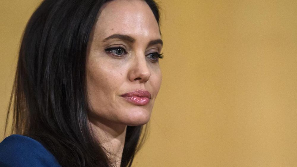 Angelina Jolie Curhat Upaya Pertahankan Hubungan dengan Pitt