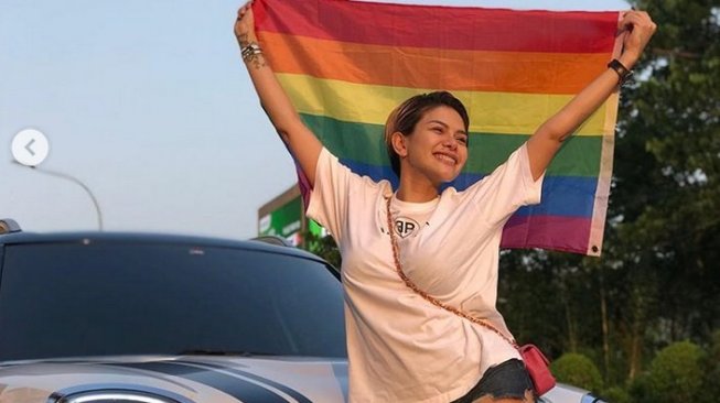 Pasang Bendera Pelangi, Nikita Mirzani Dukung LGBT?