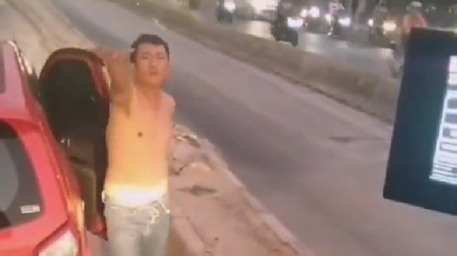 Gebrak Bus Transjakarta, Pengemudi Mobil Bertelanjang Dada Bisa Dipenjara Gebrak Bus Transjakarta, Pengemudi Mobil Bertelanjang Dada Bisa Dipenjara