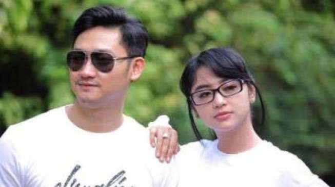 Suami Nyaris Dilukai, Dewi Perssik Ngamuk ke Petugas Transjakarta Suami Nyaris Dilukai, Dewi Perssik Ngamuk ke Petugas Transjakarta