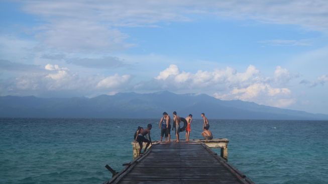 Disambut Hawaiian, ke Pantai Natsepa dan Pesta Durian di Ambon