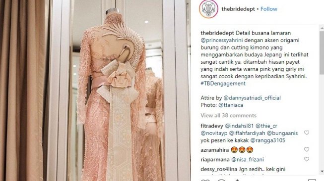 Ada Aksen Origami Burung, Cantiknya Dress Lamaran Syahrini