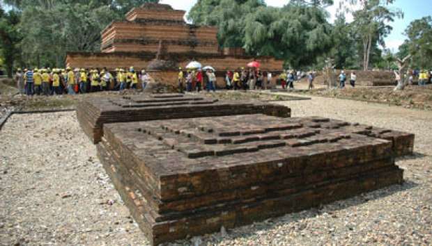 Jelajahi Candi Muaro Jambi dengan Bersepeda Jelajahi Candi Muaro Jambi dengan Bersepeda