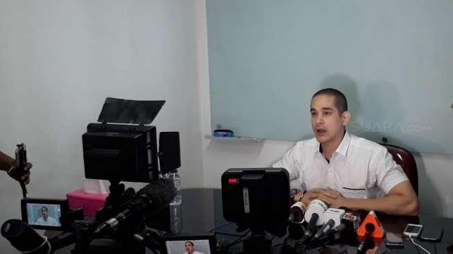 Disebut Penyuka Sejenis, Okan Kornelius Akhirnya Gelar Jumpa Pers Disebut Penyuka Sejenis, Okan Kornelius Akhirnya Gelar Jumpa Pers