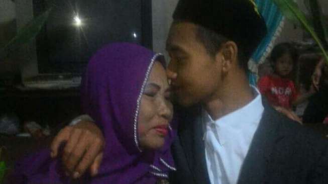 Pemuda Madiun Ini Nikahi Nenek 67 Tahun Pemuda Madiun Ini Nikahi Nenek 67 Tahun