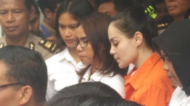 Lihat Jennifer Dunn Dicokok Polisi, Ibunda Jatuh Pingsan