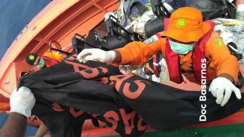 KTP dan Kartu BPJS Ditemukan di Lokasi Jatuh Lion Air JT-610 KTP dan Kartu BPJS Ditemukan di Lokasi Jatuh Lion Air JT-610