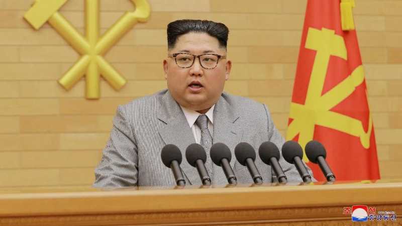 Pencitraan Kim Jong-un dengan Jas Warna Terang Pencitraan Kim Jong-un dengan Jas Warna Terang