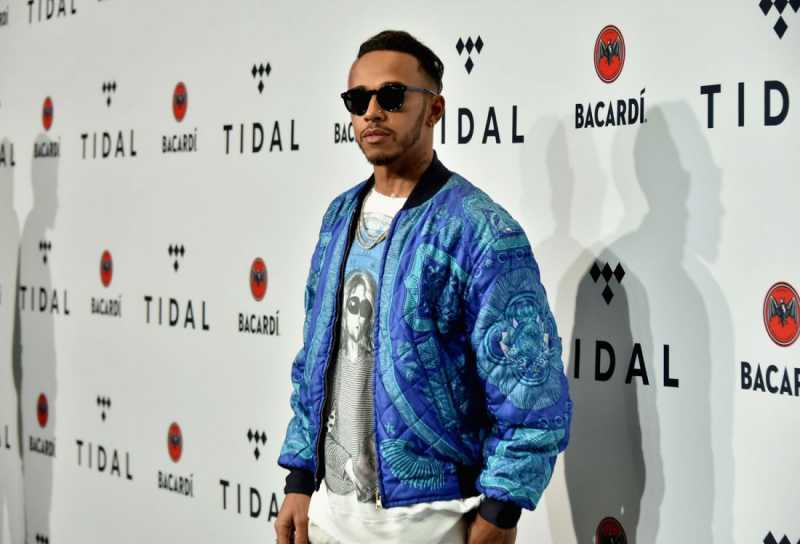 Kerennya Lewis Hamilton Memakai Jaket Bomber, Tiru Yuk!