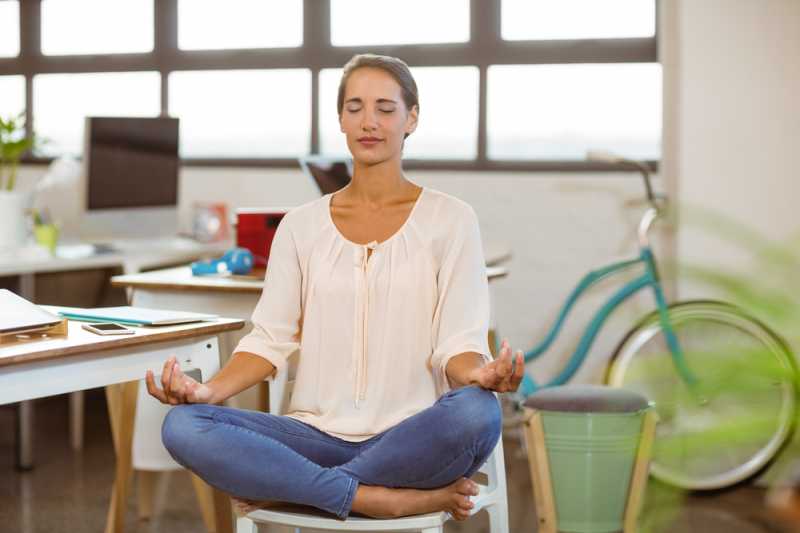 7 Pose Yoga Mudah yang Bisa Dilakukan Sambil Duduk di Kursi 7 Pose Yoga Mudah yang Bisa Dilakukan Sambil Duduk di Kursi