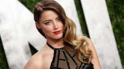 Liburan ke Bali, Amber Heard Tampil Seksi di Kolam Renang