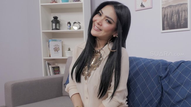 Perut Syahrini Jadi Perhatian Warganet, Benar Hamil? Perut Syahrini Jadi Perhatian Warganet, Benar Hamil?