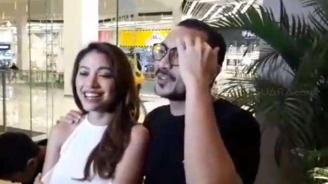 Cynthia Hamil 9 Minggu, Giring Andalkan Layanan Ojek Online Cynthia Hamil 9 Minggu, Giring Andalkan Layanan Ojek Online