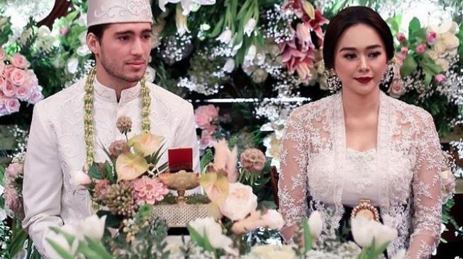 Aura Kasih Unggah Foto Jadi Pengantin, Cantik Banget!