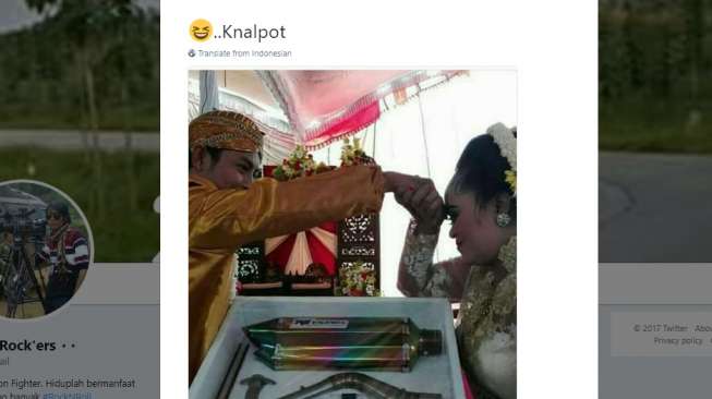 Unik! Lelaki Ini Kasih Mahar Berupa Knalpot dan Lembaran Uang Unik! Lelaki Ini Kasih Mahar Berupa Knalpot dan Lembaran Uang