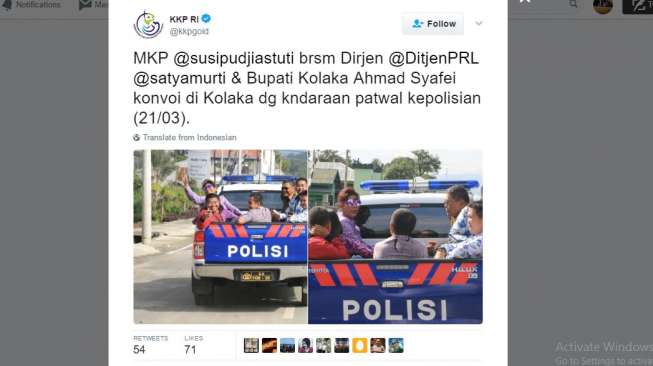 Menteri Susi Cuek Naik Mobil Bak Terbuka Menteri Susi Cuek Naik Mobil Bak Terbuka