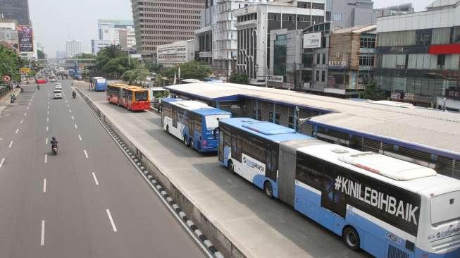 Bus TransJakarta Terguling di Depan Kampus UKI