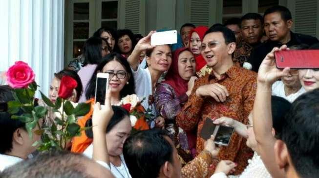 Hari Kartini, Ibu-ibu Bawa Bunga Mawar Tanda Cinta ke Ahok